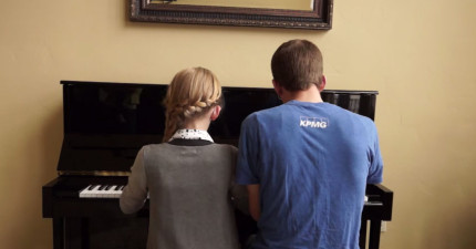 兄妹彈冰雪奇緣歌曲